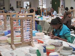 Die Schmuckmanufaktur Kazuri in Nairobi, Karen. Angefangen mit zwei Mitarbeiterinnen, sind heute hier rund 300 Frauen beschäftigt.